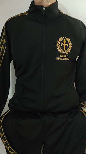 komplet trenerka ljiljan crne boje sa usivenim trakama ljiljana sa prednje strane