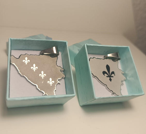 2 privjeska za lancic karta bih sa ljiljanom