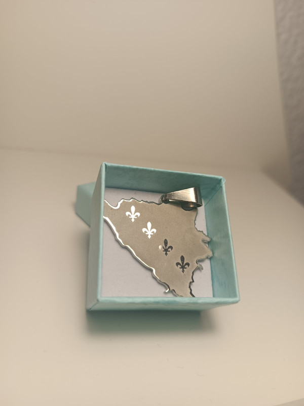 srebrni privjesak za lancic karta BiH sa 4 ljiljana