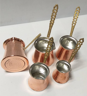 5 dzezvi razlicitih velicina na stolu iz pticije perspektive