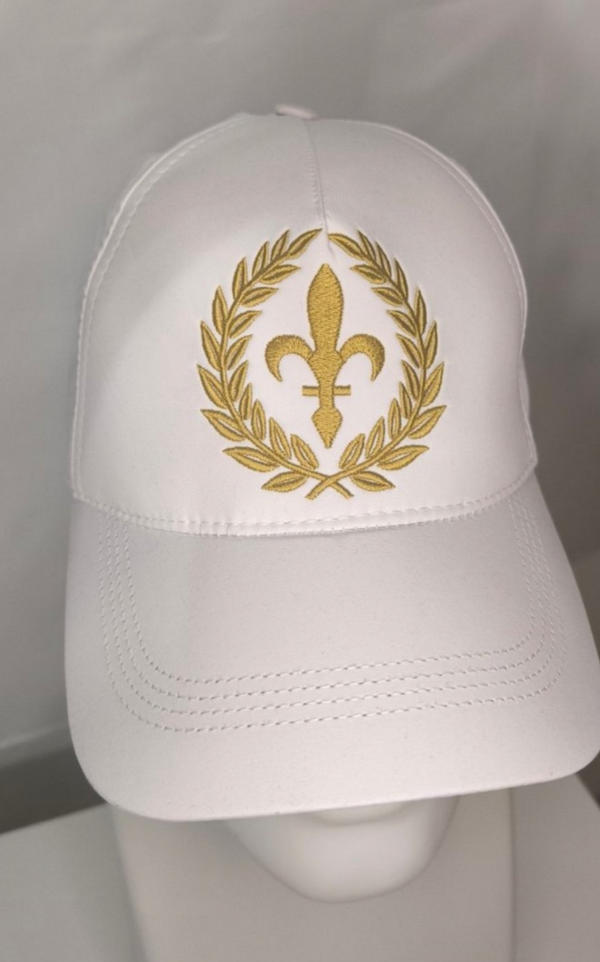 Kačket sa vijencom i ljiljanom u sredini bijele boje