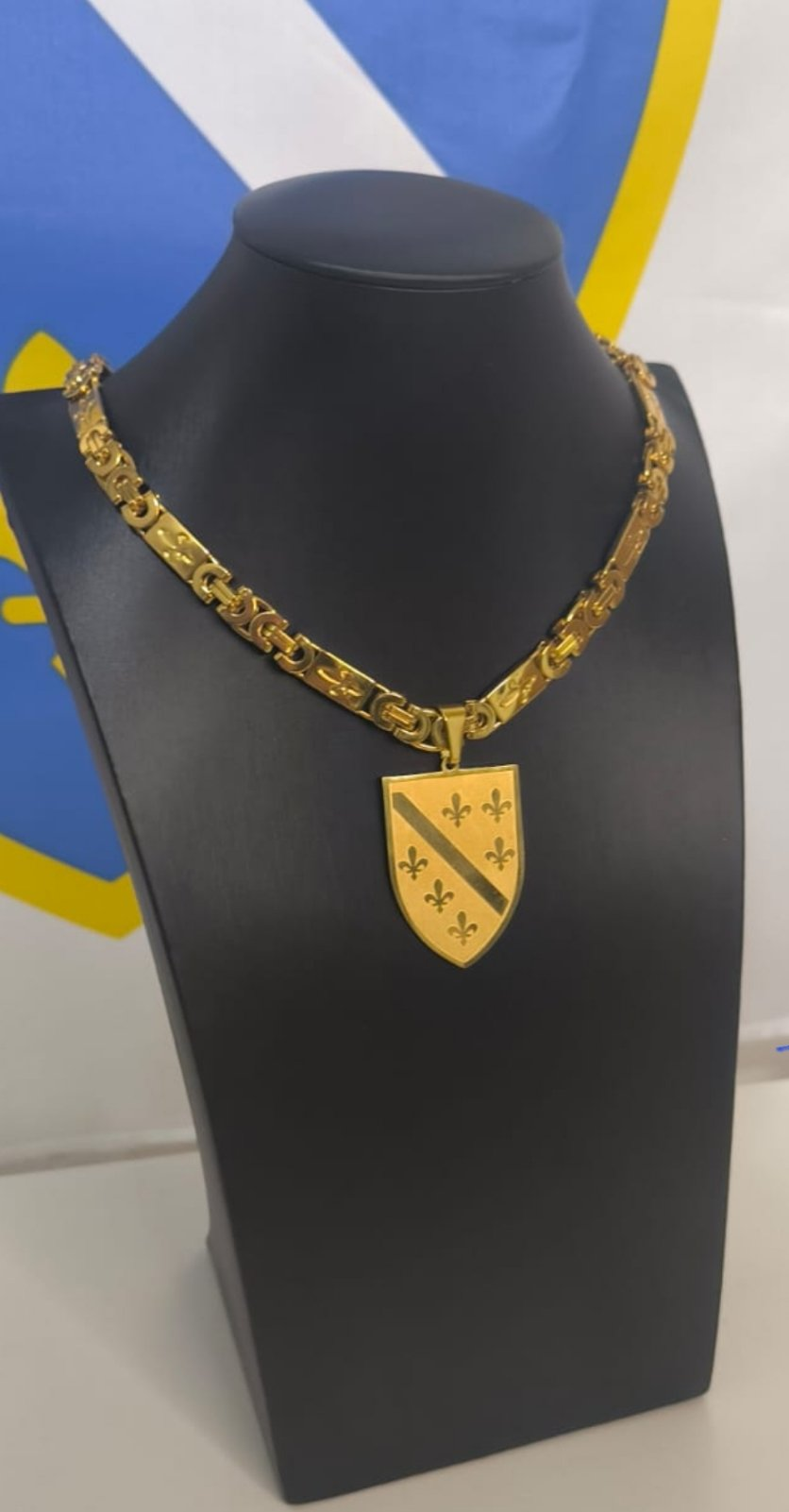 Lanac sa više ugraviranih ljiljana i privjeskom grba Republike Bosne i Hercegovine pozlacene boje