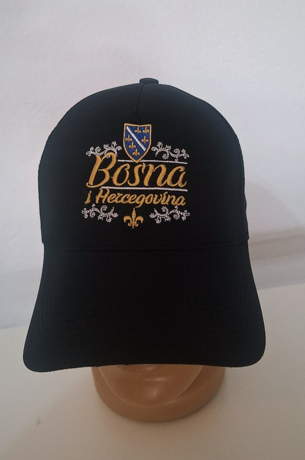 Crni kacket sa sivenim natpisom Bosna i Hercegovina