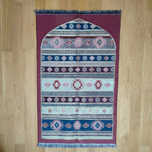 postekija crvene boje sa tradicionalnim bosanskim motivima na parketu