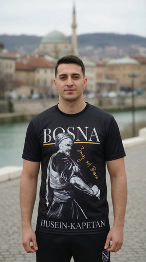 covjek u crnoj majici sa slikom Huseina kapetana Gradascevica naprijed