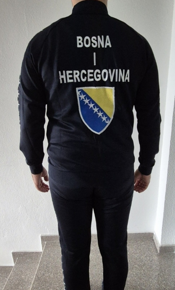 Tamnio plava trenerkla BiH sa ledja sa grbom BiH