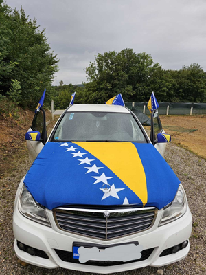 zastava Bih na bijelom mercedesu