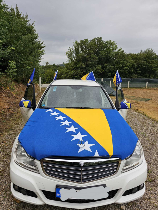 zastava Bih na bijelom mercedesu