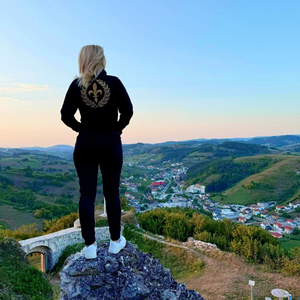 zena u trenerci Ljiljan iznad starog grada Buzim
