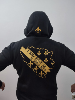 Covijek u crnoj dukserici sa ljiljanima i natpisom I KRV SVOJU ZA BOSNU MOJU rasirenih ruku