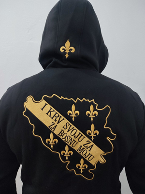 Covjek u crnoj dukserici sa ljiljanima i natpisom I KRV SVOJU ZA BOSNU MOJU