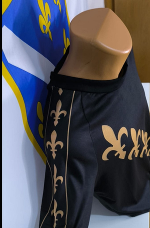 traka ljiljana na rukavu majice