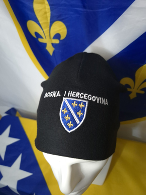 crna pamucna kapa sa masinski vezenim grbom RBIH i natpisom Bosna i Hercegovina