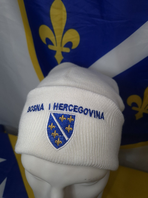 bijela pletena kapa sa masinski vezenim grbom RBIH i natpisom Bosna i Hercegovina
