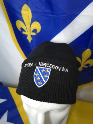 crna pletena kapa sa masinski vezenim grbom RBIH i natpisom Bosna i Hercegovina
