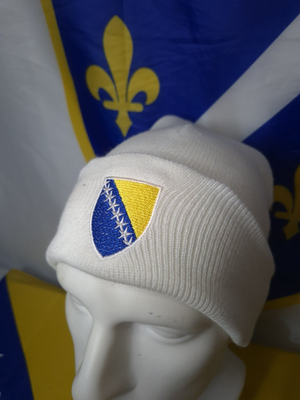 bijela pletena kapa sa masinski vezenim grbom Bosne i Hercegovine