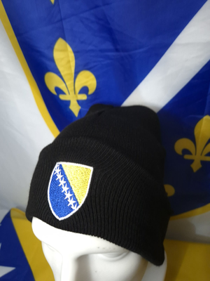 crna pletena kapa sa masinski vezenim grbom Bosne i Hercegovine