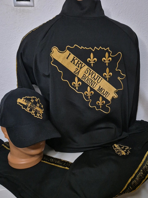 Gornji i donji dio crne trenerke sa natpisom I  KRV SVOJU ZA BOSNU MOJU na ledjima sa kacketom