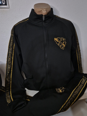 Gornji i donji dio crne trenerke sa natpisom I  KRV SVOJU ZA BOSNU MOJU na ledjima sa prednje strane