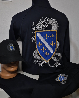 tamno plava trenerka sa zmajom i grbom sa 6 ljiljana na ledjima i kacketom