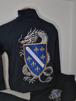 tamno plava trenerka sa zmajom i grbom sa 6 ljiljana na ledjima 