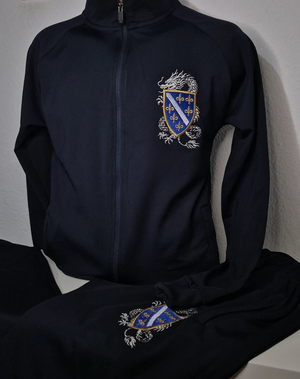 tamno plava trenerka sa zmajom i grbom sa 6 ljiljana na ledjima sa prednje strane