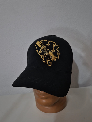 crni kacket sa masinski vezenim znakom