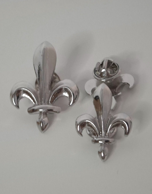 2 ljiljana od 3 i 4cm jedan do drugog na bijeloj pozadini