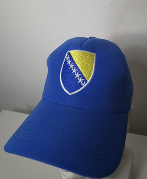 Plavi kacket sa masinski vezenim grbom Bosne i Hercegovine