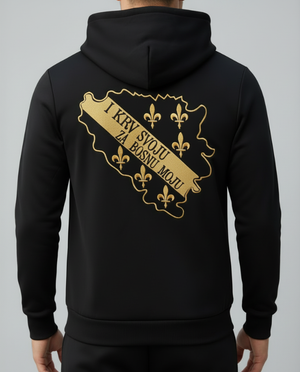 Covjek u crnoj dukserici sa ljiljanima i natpisom I KRV SVOJU ZA BOSNU MOJU