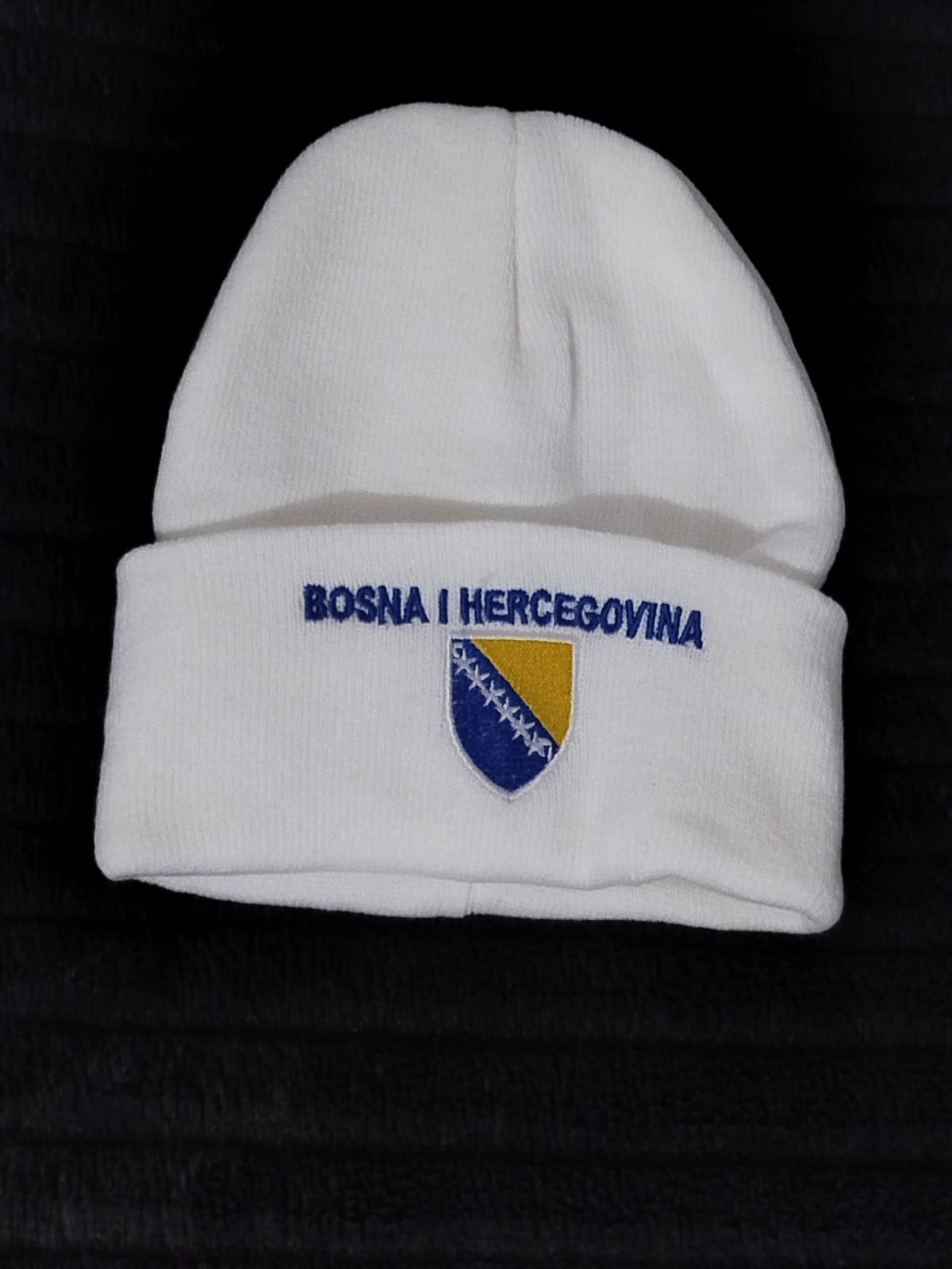 bijela kapa Bosna i Hercegovina sa grbom BiH