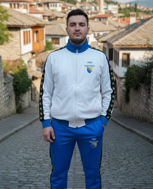 muskarac iu bijeloj trenerci Bosna i Hercegovina