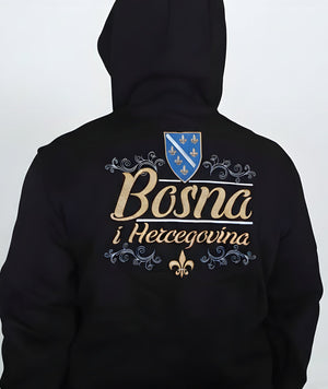 Covijek u crnoj dukserici Bosna i Hercegovina sa bijelom pozadinom