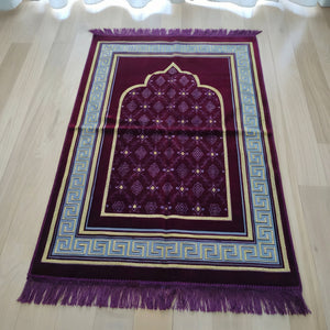 postekija sa vjerskim motivima bordo crvene boje na parketu