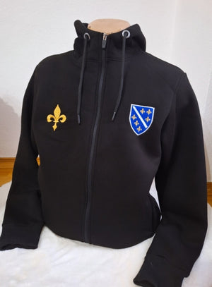 prednja strana dukserice sa ljiljanom na lijevoj strani a grbom RBiH na desnoj strani