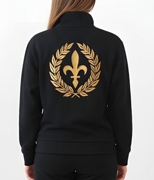 zena u crnoj dukserici sa ljiljanom u vijencu na ledjima