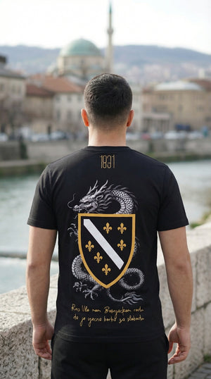 Covjek u crnoj majici sa zmajem i grbom RIH na ledjima