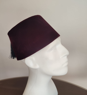 Bordo crveni fes na lutci