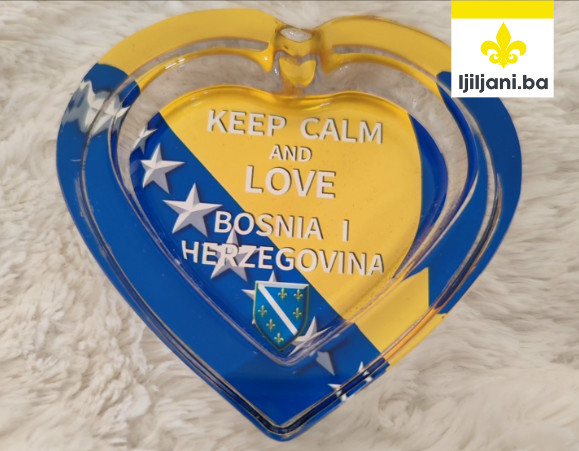 Pepeljara u obliku srcaBosne i Hercegovine sa natpisom " Keep calm and love Bosnia and Herzegovina"