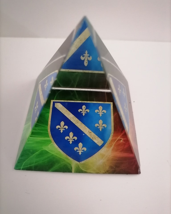 staklena piramida ljiljani