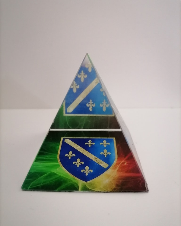 staklena piramida ljiljani