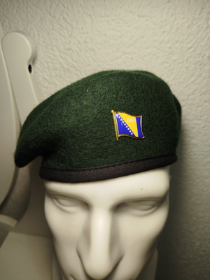 zelena beretka sa zastavicom Bosne i Hercegovine