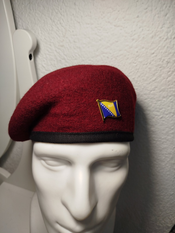 crvena beretka sa zastavicom Bosne i Hercegovine