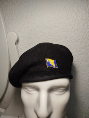 crna beretka sa zastavicom Bosne i Hercegovine