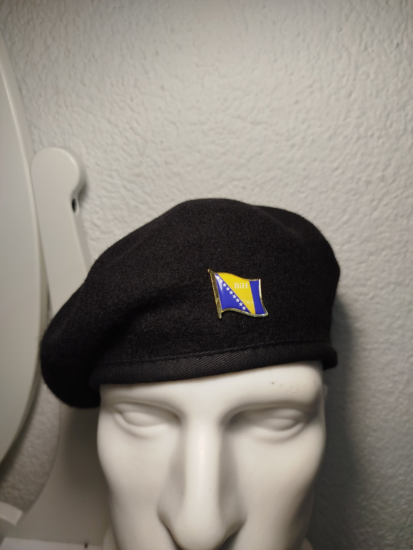 crna beretka sa zastavicom Bosne i Hercegovine