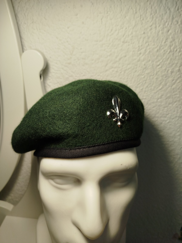 zelena beretka sa ljiljanom od 4cm