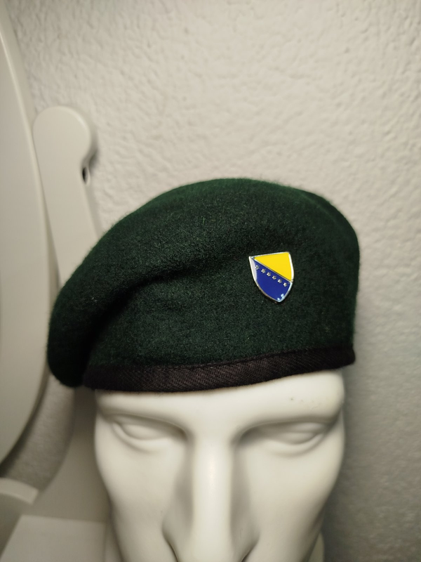 zelena beretka sa grbom BiH
