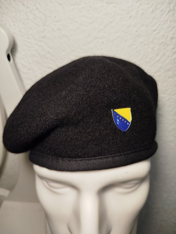 crna beretka sa grbom BiH