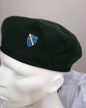 Zelena beretka sa grbom Republike BiH na bijeloj lutci