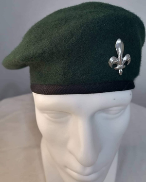 zelena beretka sa ljiljanom od 4cm